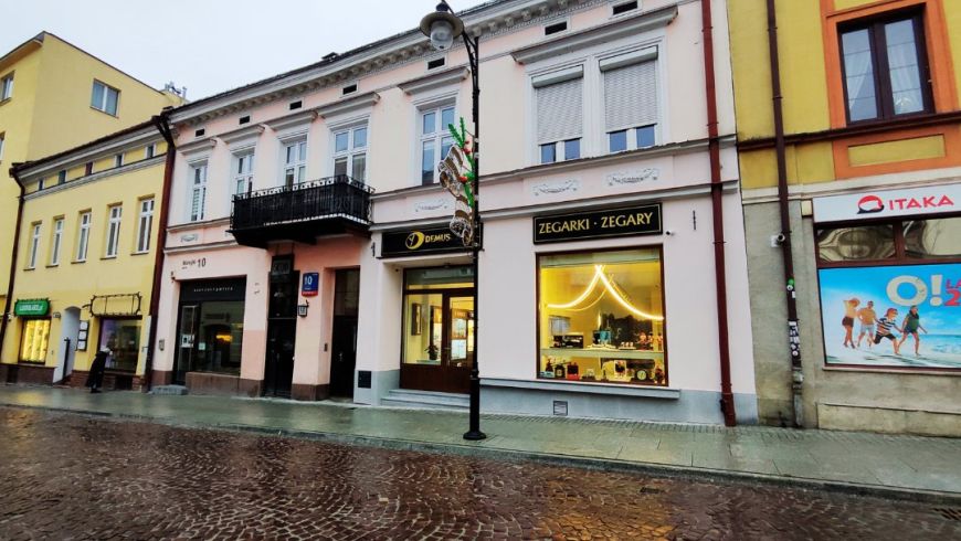 Sklep z zegarkami Demus widok na kamienice
